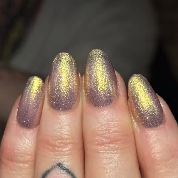 Gold chrome cat-eye nails